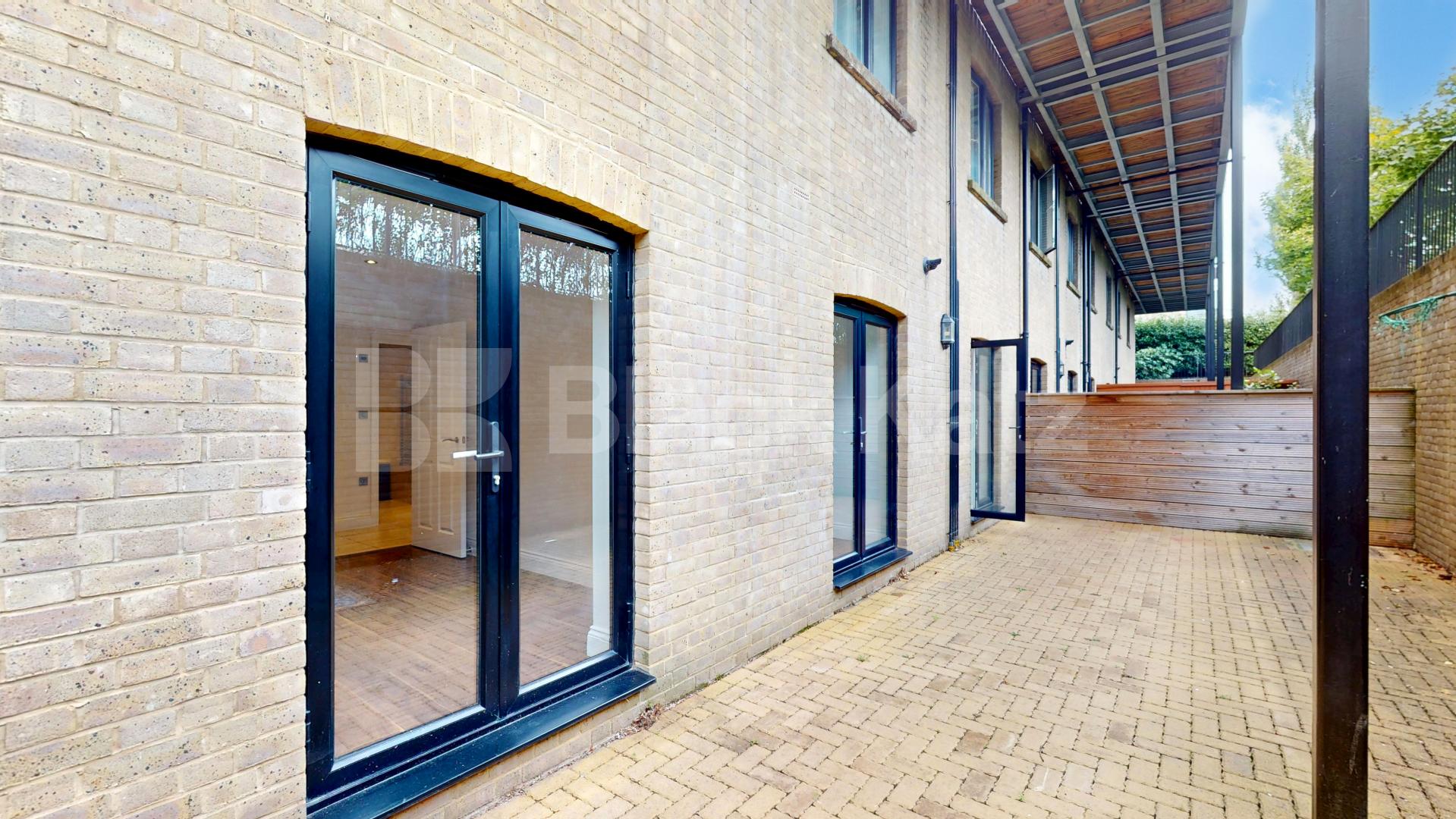 Fantastic 3 bed 2 bath within a private secure development mins to shops Huguenot Drive, Palmers Green